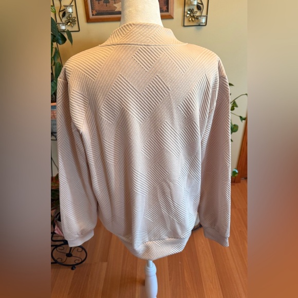 NWOT Women’s Beige Zip- Up Sweater Size Medium Textured Long Sleeves Polyester - Picture 3 of 9